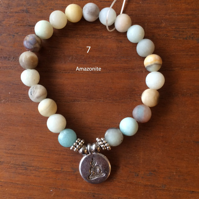 Collection de bracelets 7 chakras ou avec 'Charms' avec perles de 8 mm. Disponible de 17 à 21 cn de longueur. Qualité AA à AAA !