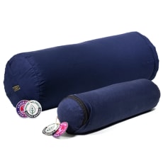 Mini bolster/ traversin de Yoga ou Méditation en coton avec le motif du Lotus, de 40 centimètres de longueur x 12 de diamètre - 0,920 kilogrammes. Housse extérieure en coton ! La housse intérieure est remplis de graines de Sarrasin !