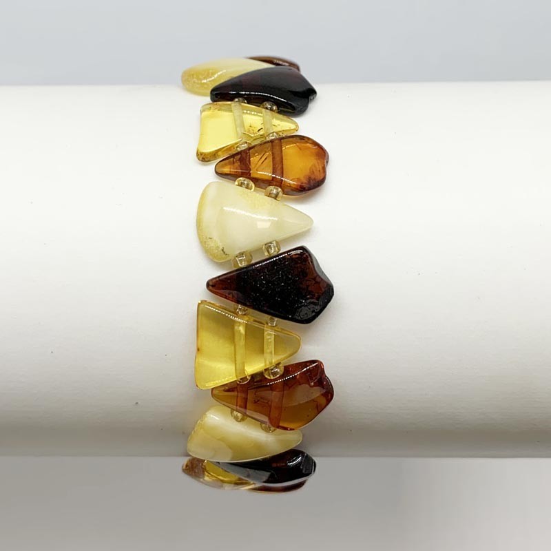 Ambre, bracelet de perles en forme de 'plaquettes triangulaires' d'environ 13 millimètres, d'une longueur de 18 centimètres. Fil élastique haute résistance, superbes perles, légéres et d'une douceur incroyable !