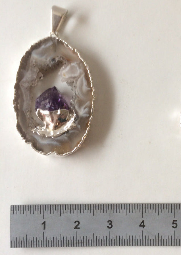 Améthyste, pendentif 'mini-géode' dit 'géodinhos', de 45mm de hauteur x 24 de largeur x 7 d'épaisseur. Vendu avec cordon noir réglable !