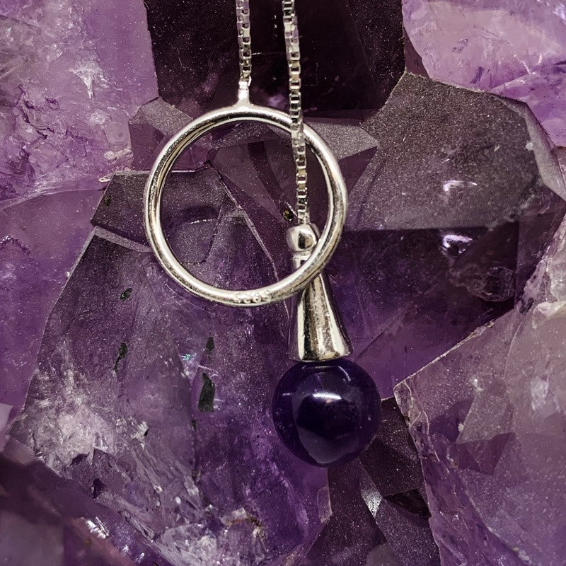 Chaîne délicate en Argent 925, ornée d'un pendentif en forme d'anneau, conçu spécialement pour accueillir une perle d'améthyste de 8 mm !
