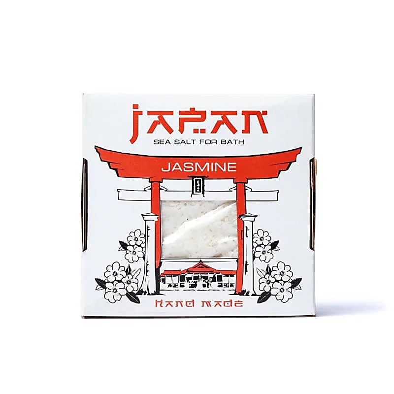 Sel de bain du Japon, boîte de 450 grammes. 6 parfums au choix : Ginseng, thé vert, rose du Japon, jasmin, lotus, algues marines, sakura. Soulage les douleurs musculaires, détoxifie la peau et apaise, vrai expérience de soin incomparable !