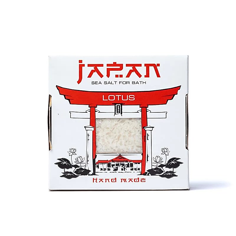 Sel de bain du Japon, boîte de 450 grammes. 6 parfums au choix : Ginseng, thé vert, rose du Japon, jasmin, lotus, algues marines, sakura. Soulage les douleurs musculaires, détoxifie la peau et apaise, vrai expérience de soin incomparable !