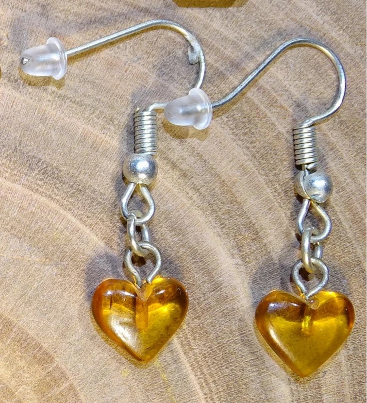 Boucles d'oreilles en Ambre, qualité A à AA, montées par "Gem & Zen". Vendu en finition Argent, laiton ton Argent ou doré + options pour des choix de montures, parfait !