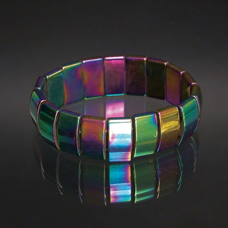 Bracelet en plaquette et perle d'hématite. Naturel ou Titane (arc-en-ciel) - Dimension : Plaquette d'environ 17 mm. Monté sur élastique haute résistance !