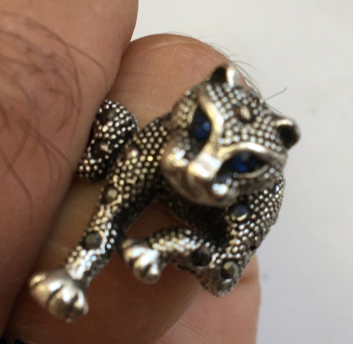 Bague 'panthére', avec incrustation de 2 Saphirs (yeux) et 24 petites pierres facettées, Argent 0.925, taille 55 Fr. Belle réalisation, bague de seconde main !
