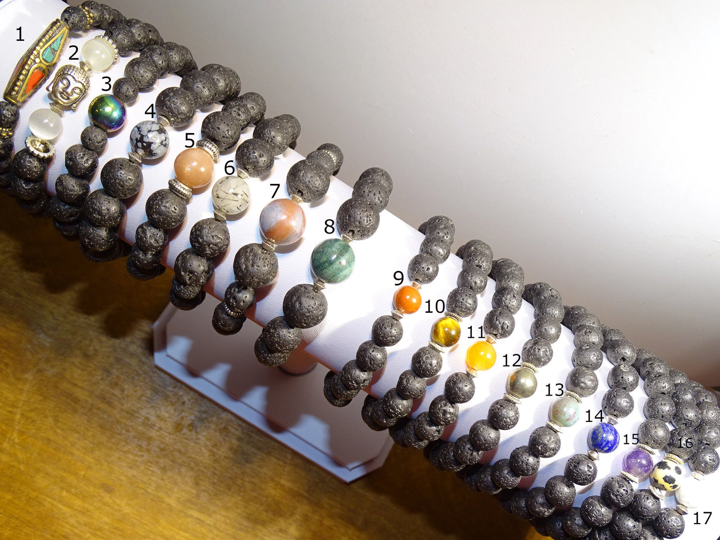 Bracelet, collection n°5 'pierre de lave', perles de 8mm - 17 à 21 cm. Fait main par Zen Curiosity !