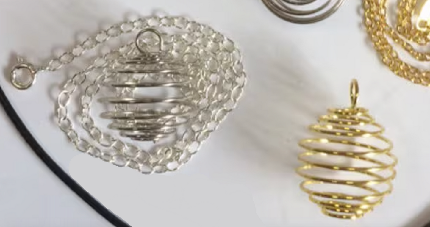Pendentif/ Cage à pierre 'ressort', pour pierre ou perle jusqu'à 24mm. Fait en laiton, finition doré ou argenté ! Vendu avec ou sans chaînette assortie de 45 cm !