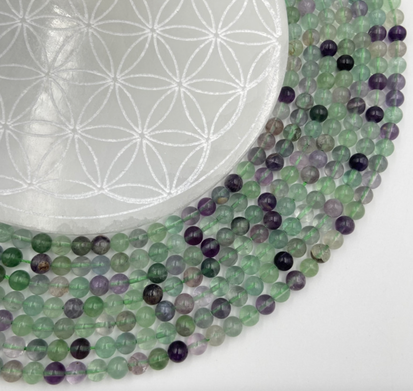 Fluorite multicolore, perles rondes de 4, 6 ou 8 mm. Vendu en fil de perle 38/39 cm, en bracelet de 17 à 21cm, en collier de 45 ou sautoir de 60cm. Qualité AA à AAA !