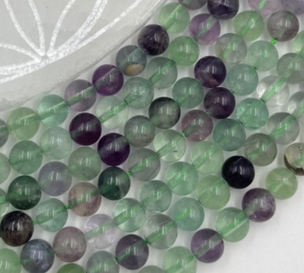 Fluorite multicolore, perles rondes de 4, 6 ou 8 mm. Vendu en fil de perle 38/39 cm, en bracelet de 17 à 21cm, en collier de 45 ou sautoir de 60cm. Qualité AA à AAA !