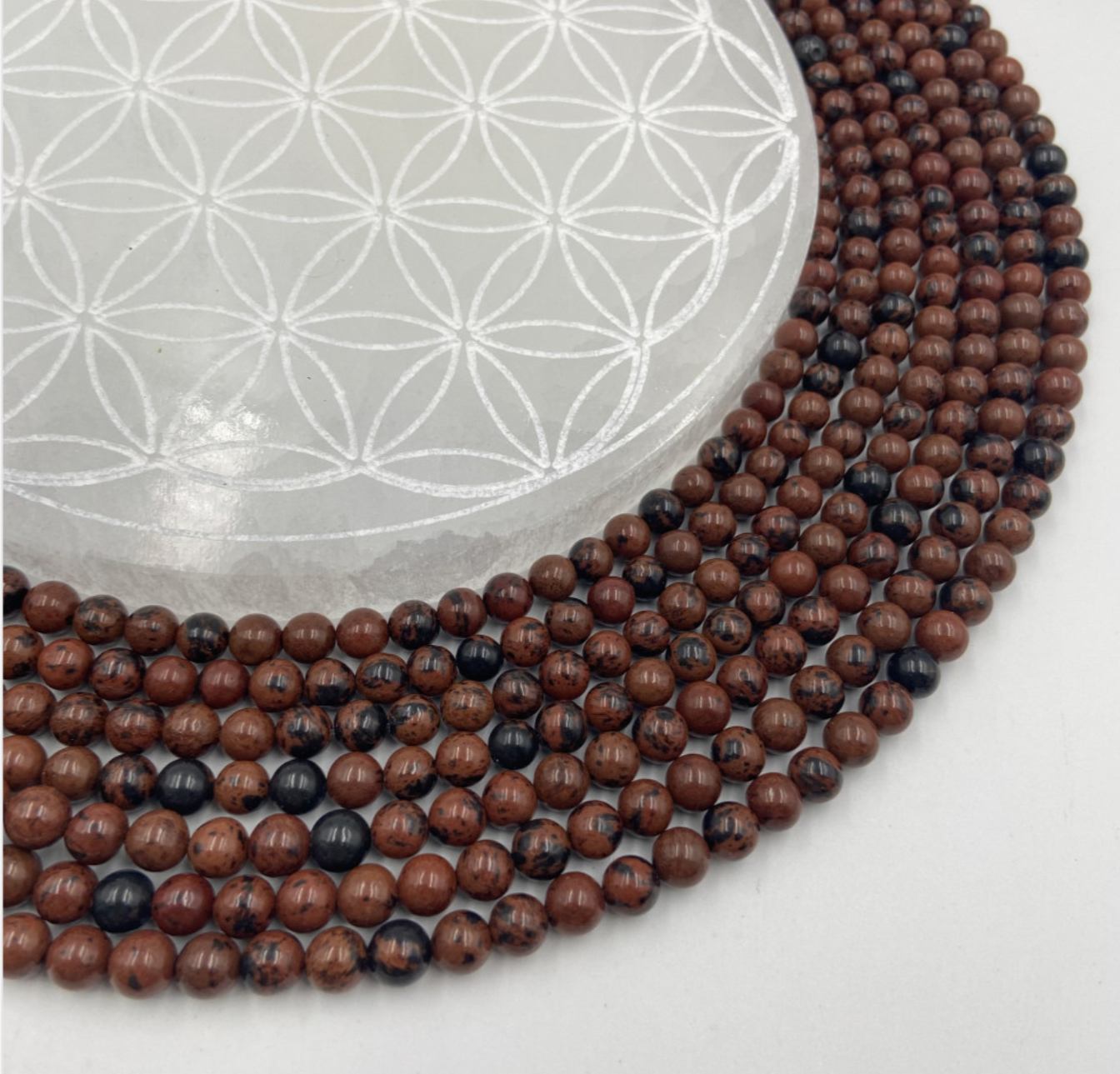 Obsidienne Acajou, perles rondes de 6 ou 8 mm. Vendu en fil de perle 38/39 cm, en bracelet de 17 à 21cm, en collier de 45 ou sautoir de 60cm. Qualité AA à AAA, superbes perles !