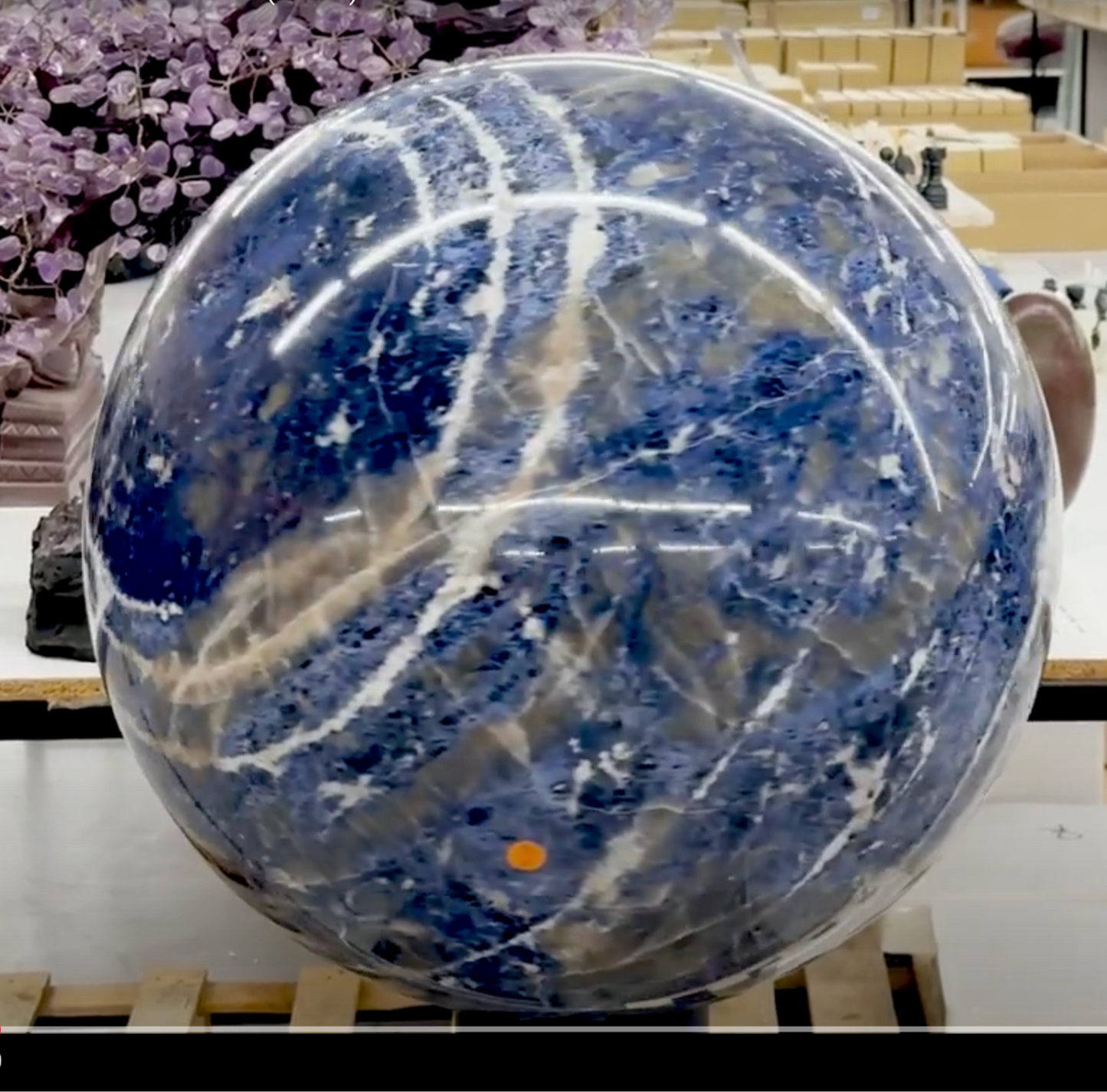Rare, unique et impensable ! Sphère géante en Sodalite, pièce unique de 215kg, de 55cm de diamètre. Cela laisse sans voix !