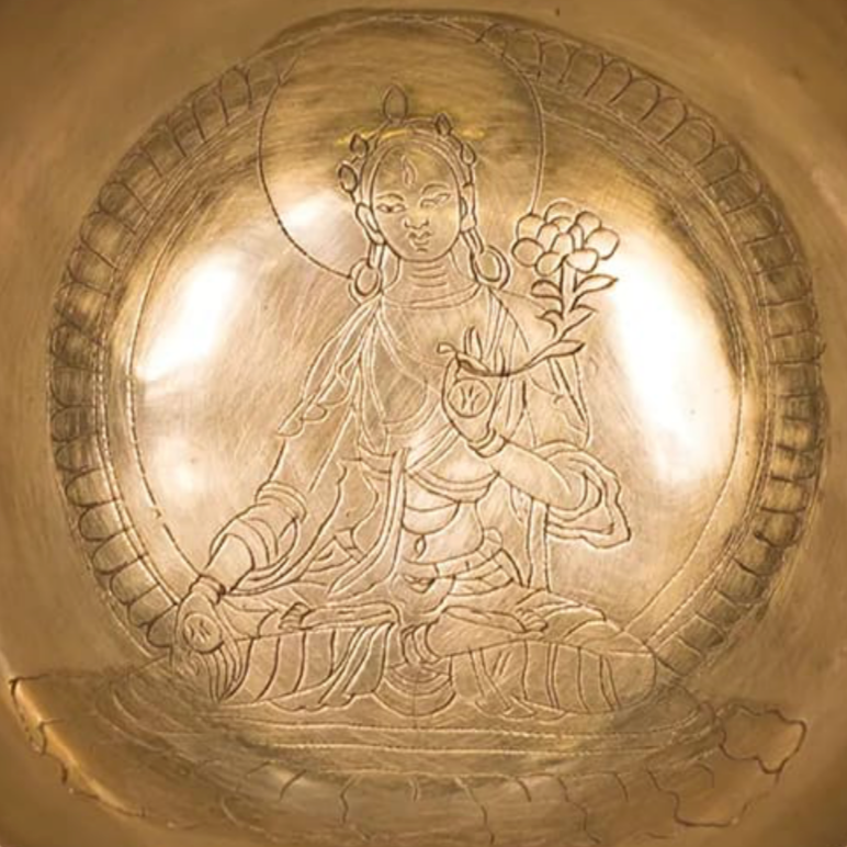 Bol avec gravure de la déesse 'Tara Blanche', de 13 cm - ± 500 grammes. Vendu avec maillet adapté, magnifique pièce du Népal !