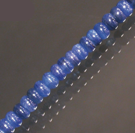 Cyanite disthène ! Collier ou bracelet en formes de 'pastilles' de 4/6 millimètres. En bracelet de 17 à 21cm, en collier de 45 ou sautoir de 60cm. Qualité AA à AAA, superbes perles !