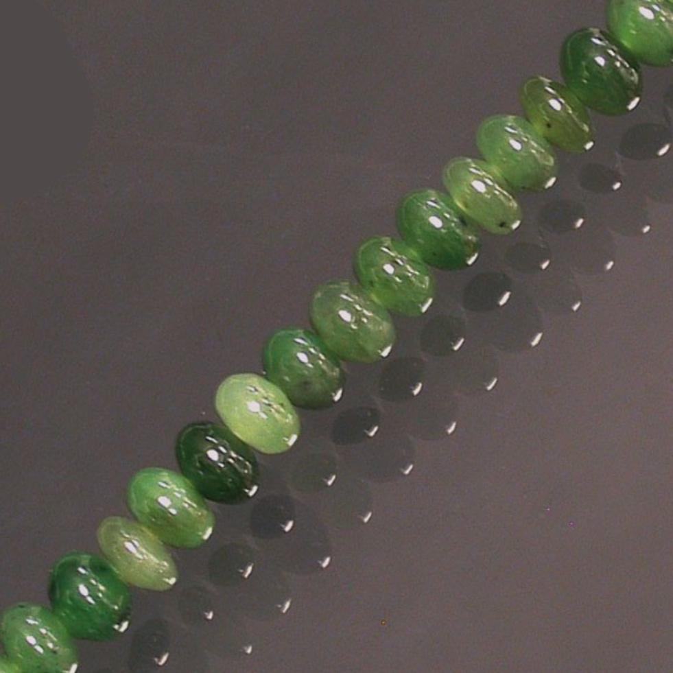 Jade Néphrite ! Collier ou bracelet en formes de 'pastilles' de 4/6 millimètres. En bracelet de 17 à 21cm, en collier de 45 ou sautoir de 60cm. Qualité AA à AAA, superbes perles !