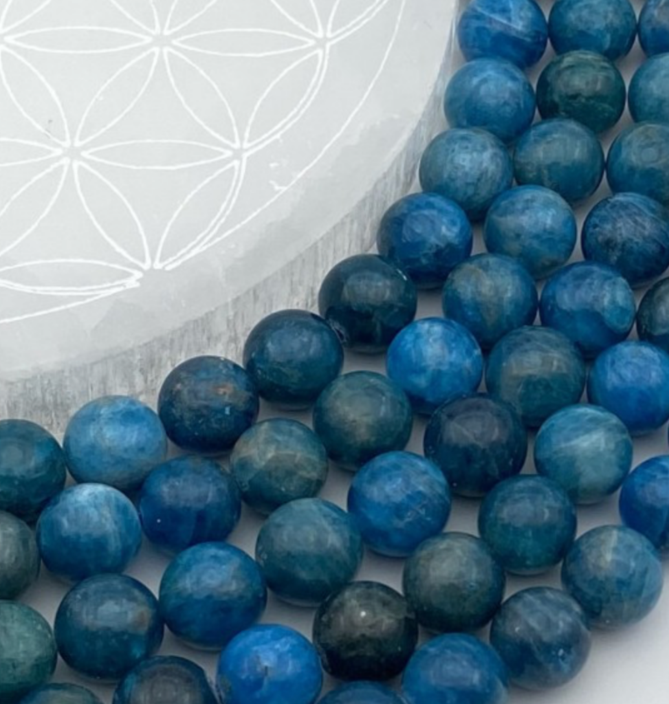 Apatite bleue de Tanzanie – Perles rondes 6 ou 8 mm • Fil de 38/39 cm • Bracelet 17 à 21 cm • Collier 45 cm • Sautoir 60 cm. Qualité AA à AAA – Superbes perles aux reflets bleu cristal !