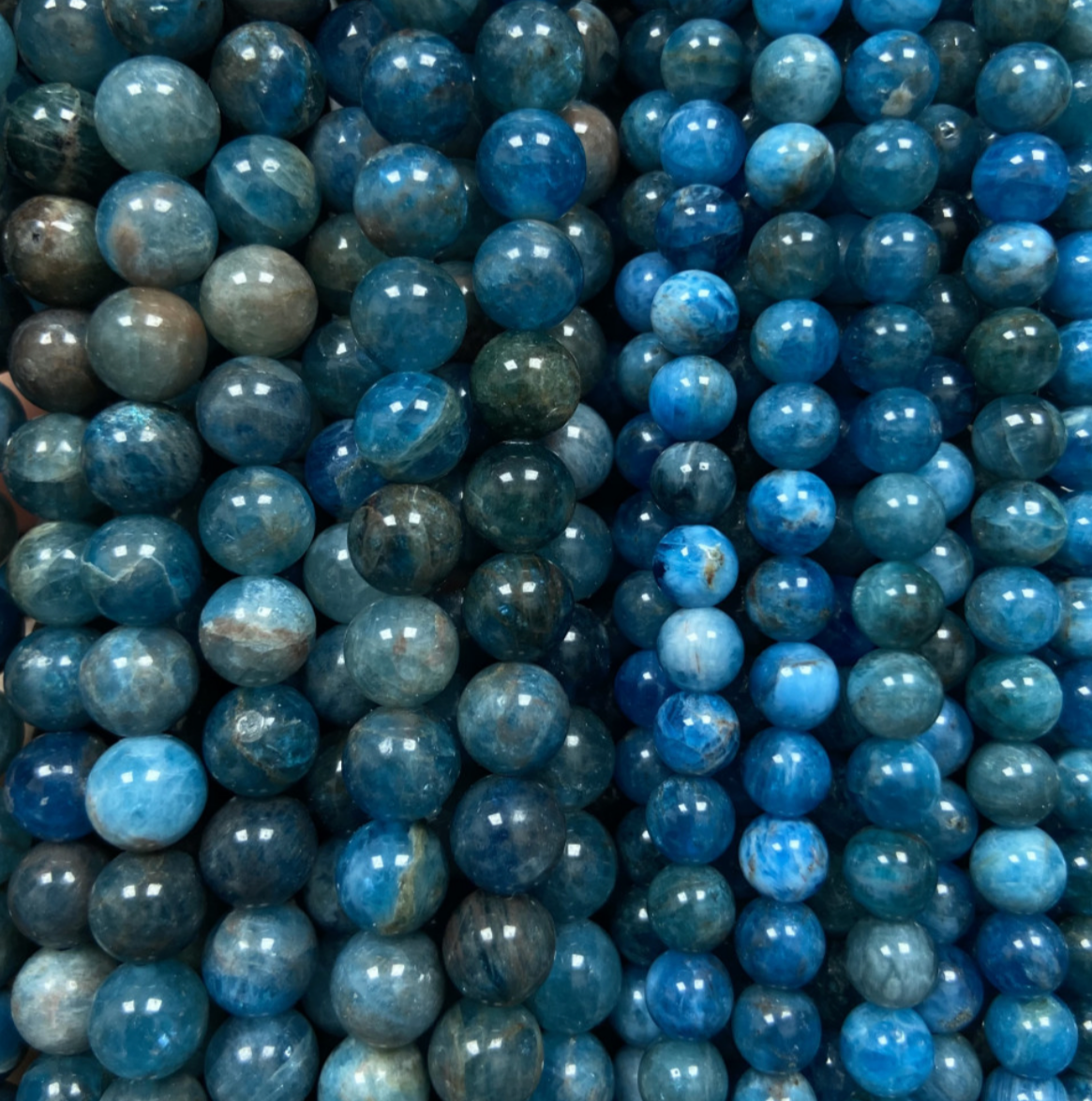 Apatite bleue de Tanzanie – Perles rondes 6 ou 8 mm • Fil de 38/39 cm • Bracelet 17 à 21 cm • Collier 45 cm • Sautoir 60 cm. Qualité AA à AAA – Superbes perles aux reflets bleu cristal !