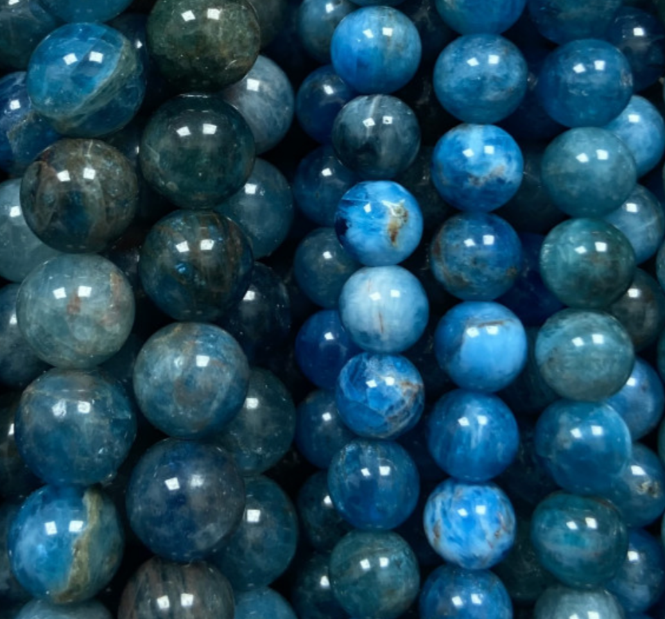 Apatite bleue de Tanzanie – Perles rondes 6 ou 8 mm • Fil de 38/39 cm • Bracelet 17 à 21 cm • Collier 45 cm • Sautoir 60 cm. Qualité AA à AAA – Superbes perles aux reflets bleu cristal !
