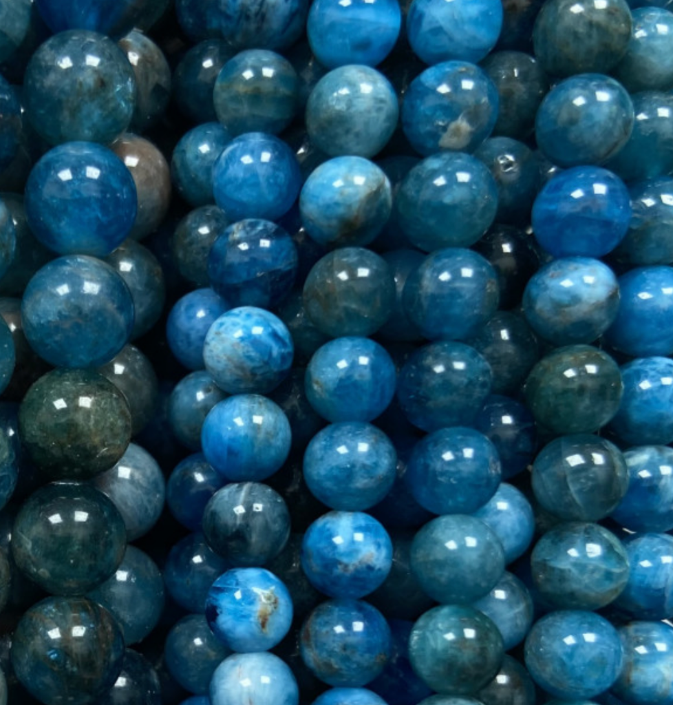 Apatite bleue de Tanzanie – Perles rondes 6 ou 8 mm • Fil de 38/39 cm • Bracelet 17 à 21 cm • Collier 45 cm • Sautoir 60 cm. Qualité AA à AAA – Superbes perles aux reflets bleu cristal !
