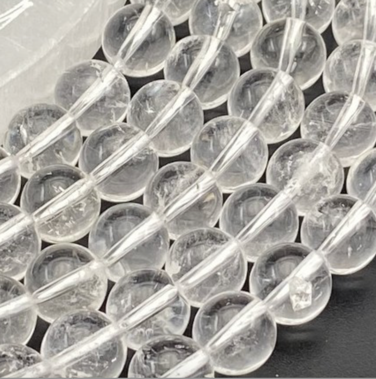 Cristal de roche (Quartz), perles rondes de 4, 6, 8 ou 10 mm. Vendu en fil de perle 38/39 cm, en bracelet de 17 à 21cm, en collier de 45 ou sautoir de 60cm. Qualité AA à AAA, superbes perles, belle pureté, parfait !