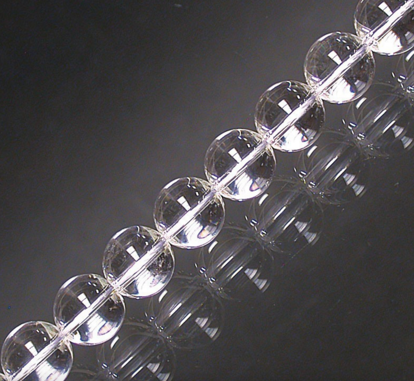 Cristal de roche (Quartz), perles rondes de 4, 6, 8 ou 10 mm. Vendu en fil de perle 38/39 cm, en bracelet de 17 à 21cm, en collier de 45 ou sautoir de 60cm. Qualité AA à AAA, superbes perles, belle pureté, parfait !