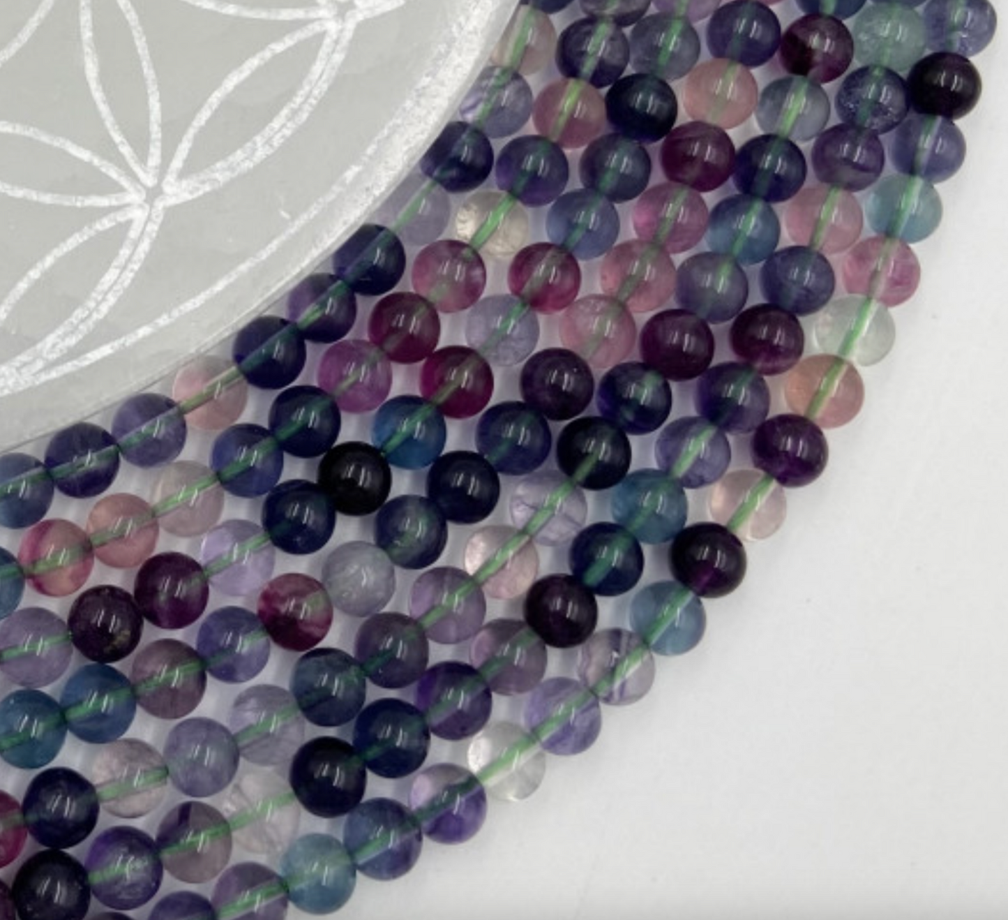 Fluorite multicolore qualité EXTRA, perles rondes 6 ou 8 mm, vendu : en fil de perle 38/39 cm, en bracelet de 17 à 21 cm, en collier de 45 ou sautoir de 60 cm. Qualité AAA !