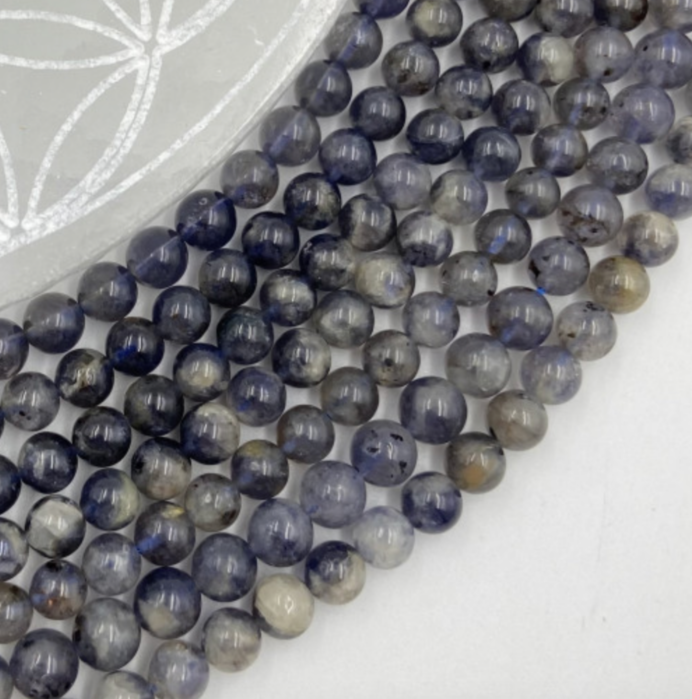 Iolite/ Cordiérite, perles rondes de 6 ou 8 mm. Vendu en fil de perle 38/39 cm, en bracelet de 17 à 21cm, en collier de 45 ou sautoir de 60cm. Qualité AA à AAA !