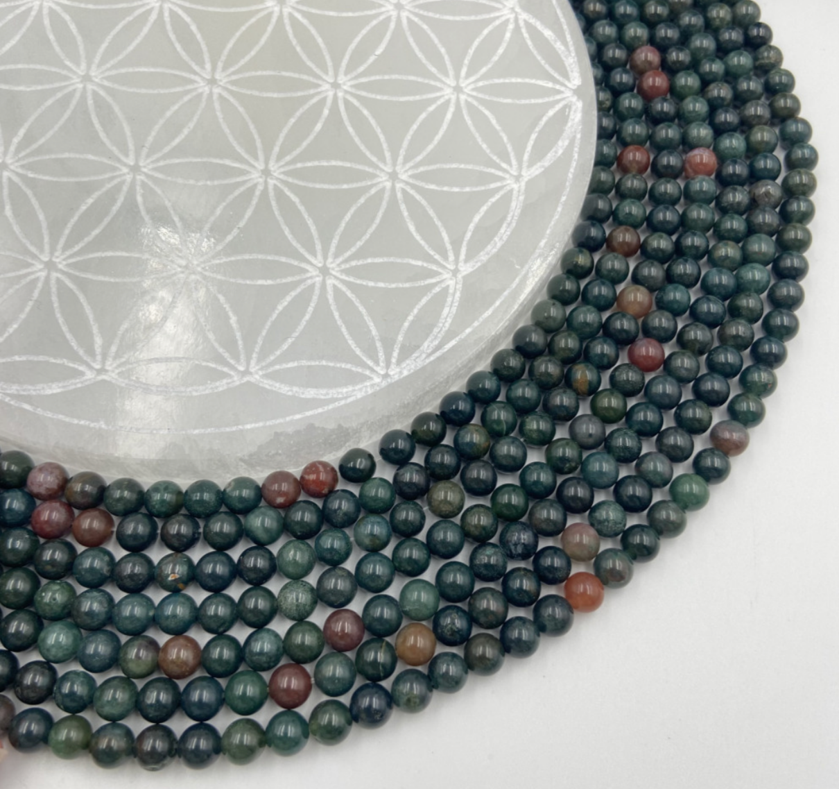 Jaspe Héliotrope/ Jaspe Sanguin, perles rondes de 6 ou 8 mm. Vendu en fil de perle 38/39 cm, en bracelet de 17 à 21cm, en collier de 45 ou sautoir de 60cm. Qualité AA à AAA !