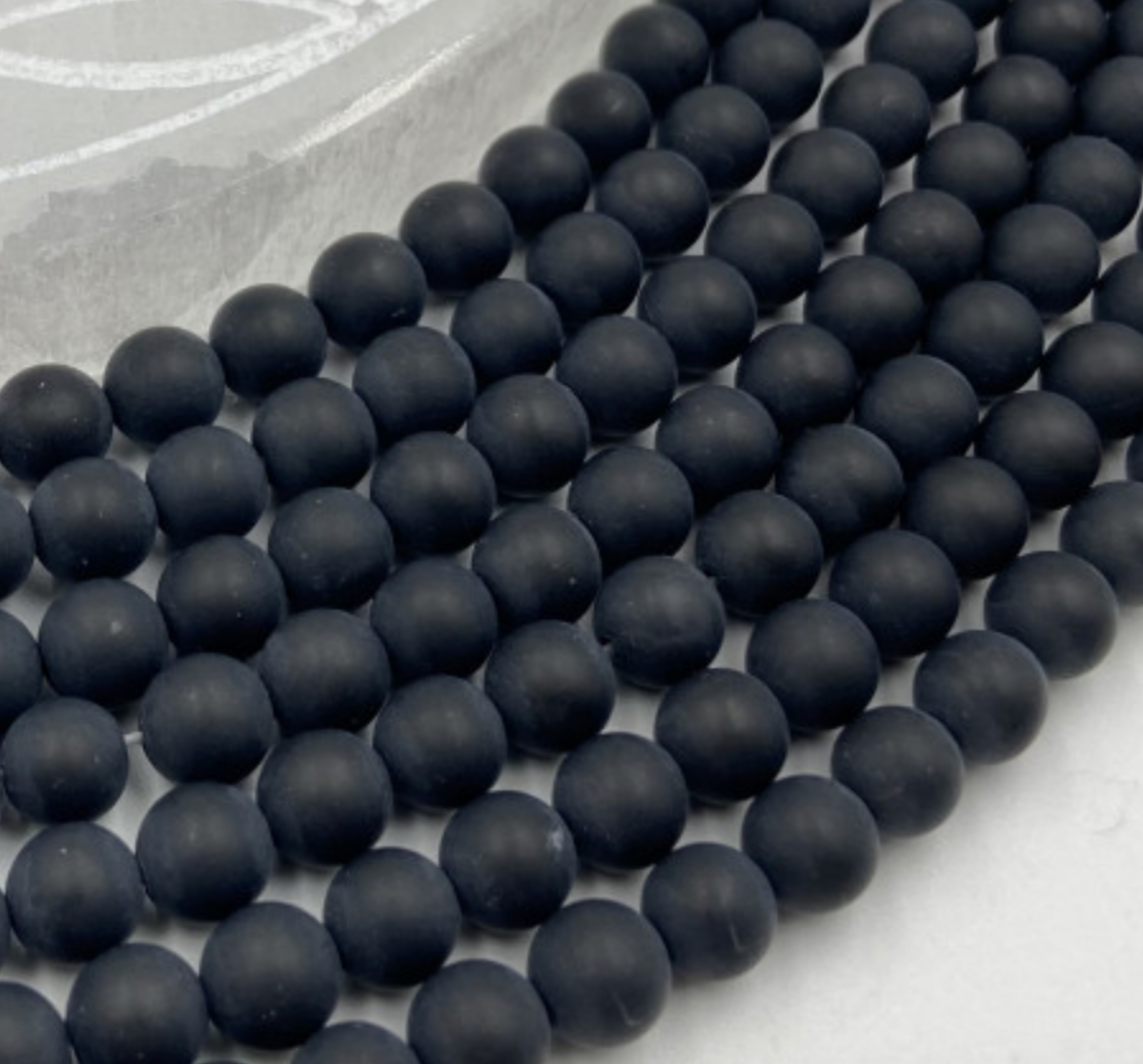 Onyx 'finition Mate', perles rondes de 6 ou 8 mm. Vendu en fil de perle 38/39 cm, en bracelet de 17 à 21cm, en collier de 45 ou sautoir de 60cm. Qualité AA à AAA !