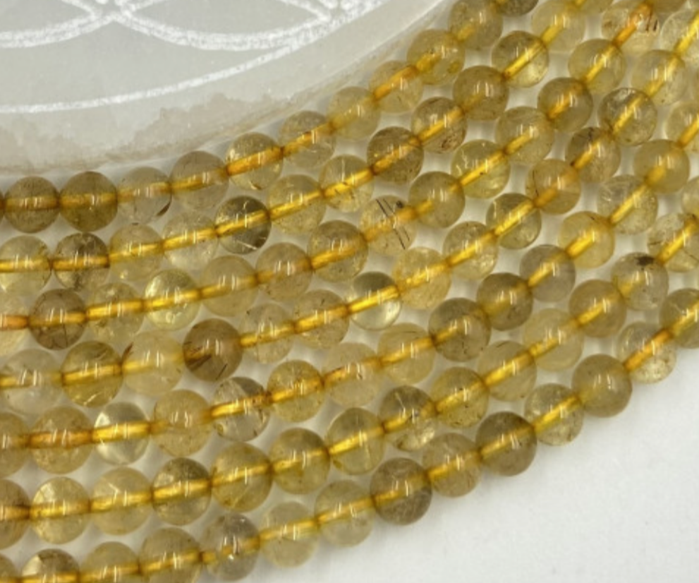 Quartz Cristal Rutile, perles rondes de 6 ou 8 mm. Vendu en fil de perle 38/39 cm, en bracelet de 17 à 21cm, en collier de 45 ou sautoir de 60cm. Qualité AA à AAA, superbes perles, belle pureté cristallin !