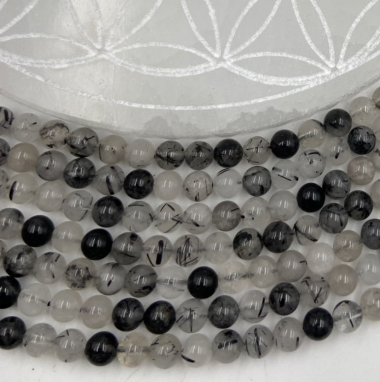 Tourmaline Noire avec cristal de roche (Quartz), perles rondes de 6 et 8 mm, vendu en : fil de perle 38/39 cm, en bracelet de 17 à 21cm, en collier de 45 ou sautoir de 60cm. Qualité AA à AAA, superbes perles naturellement cristalline !