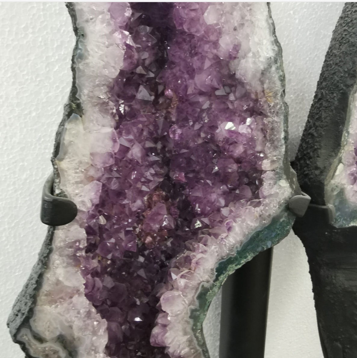 Pair of 83x56cm 'butterfly' geodes - 37 kg, sold with base. Superb AA quality, Brazil!
