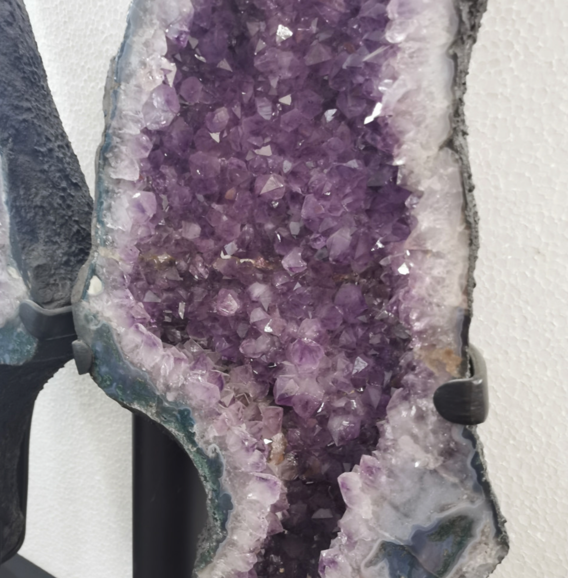 Pair of 83x56cm 'butterfly' geodes - 37 kg, sold with base. Superb AA quality, Brazil!