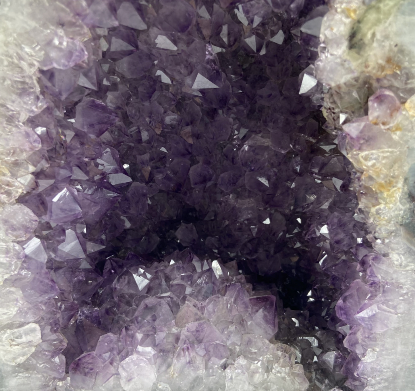 Géode d'améthyste de 12,68 kilogrammes - 29,5 x 22 centimètres. Superbe qualité AA, en provenance du Brésil. Incroyables effets positifs pour vos collections, expositions...parfait !