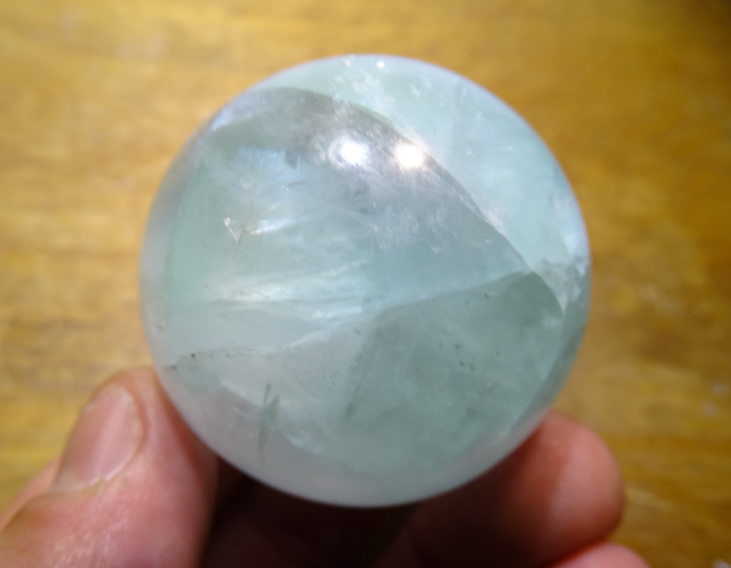 Sélection de Sphères en Fluorite/ Fluorine verte, de 5,7 à 7,8 centimètres. Une pierre translucides aux reflets verdâtres hypnotisants. Parfait pour la lithothérapie, collection, exposition...!