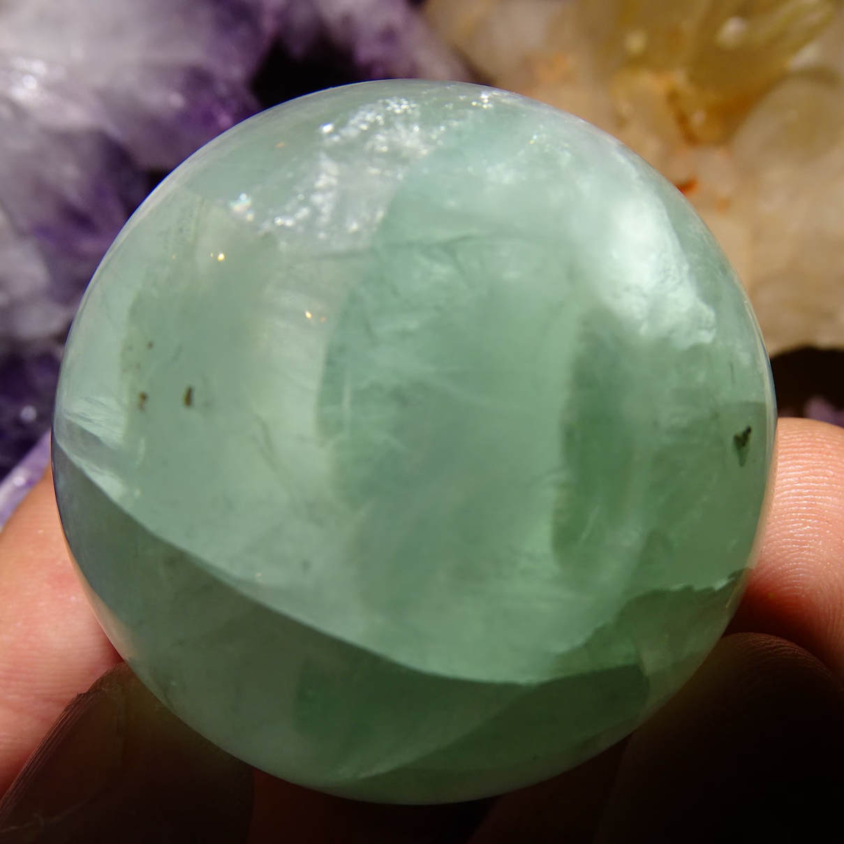 Sélection de Sphères en Fluorite/ Fluorine verte, de 5,7 à 7,8 centimètres. Une pierre translucides aux reflets verdâtres hypnotisants. Parfait pour la lithothérapie, collection, exposition...!