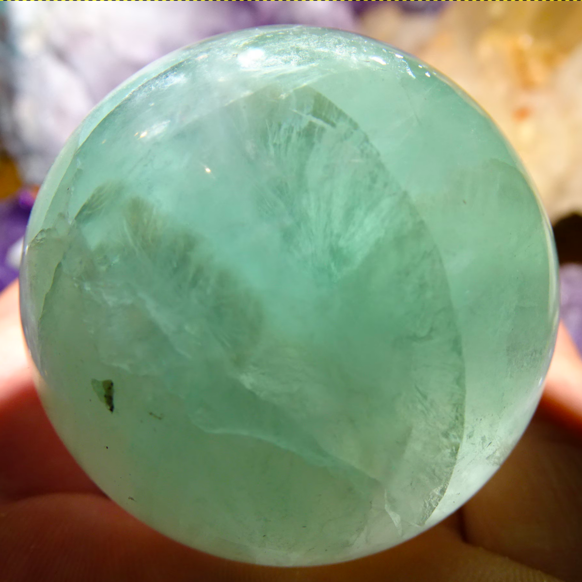 Sélection de Sphères en Fluorite/ Fluorine verte, de 5,7 à 7,8 centimètres. Une pierre translucides aux reflets verdâtres hypnotisants. Parfait pour la lithothérapie, collection, exposition...!
