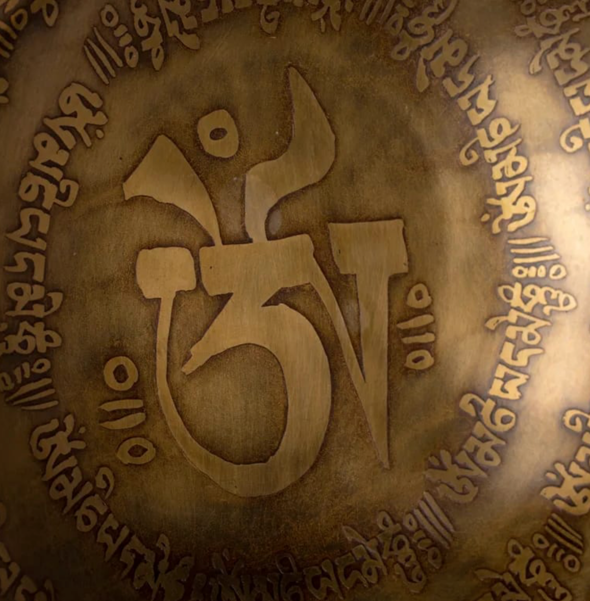 Bol avec gravure du 'Om' en fond, de 12,5 à 36 cm - ± 400 à 4200 gr. Vendu avec maillet adapté. Magnifique pièce !