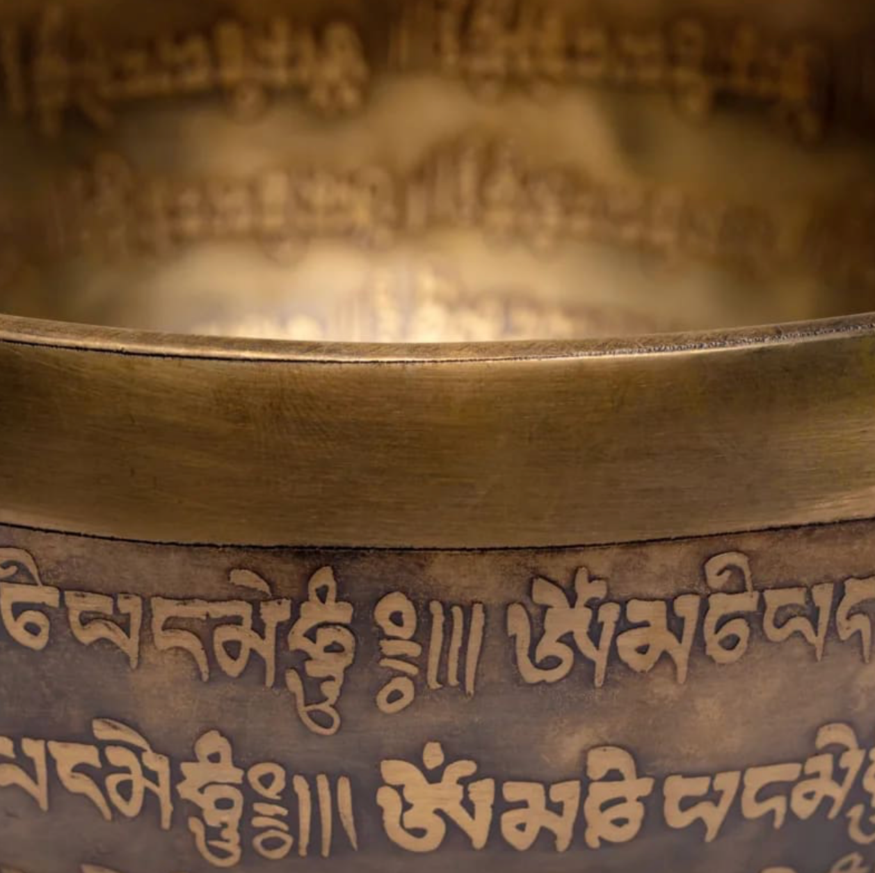 Bol avec gravure du 'Om' en fond, de 12,5 à 36 cm - ± 400 à 4200 gr. Vendu avec maillet adapté. Magnifique pièce !