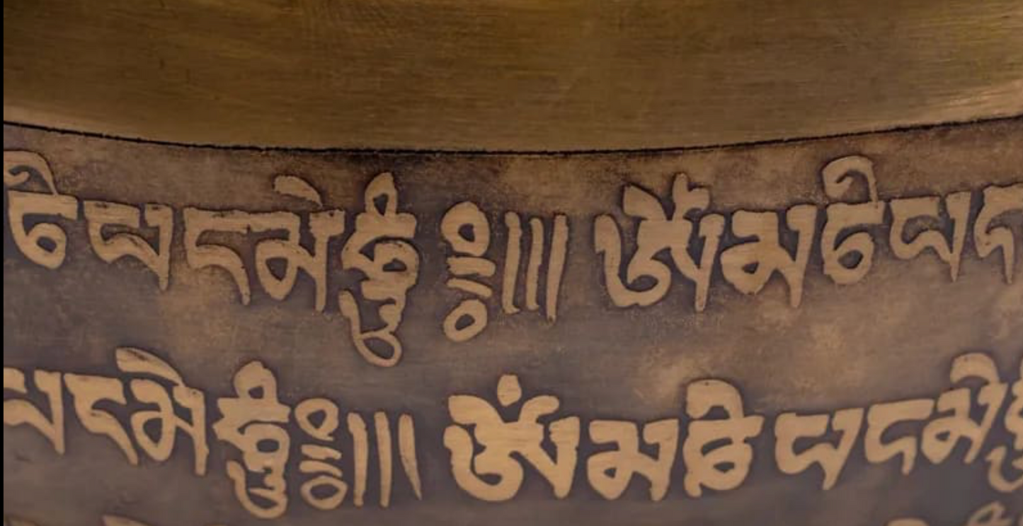 Bol avec gravure du 'Om' en fond, de 12,5 à 36 cm - ± 400 à 4200 gr. Vendu avec maillet adapté. Magnifique pièce !
