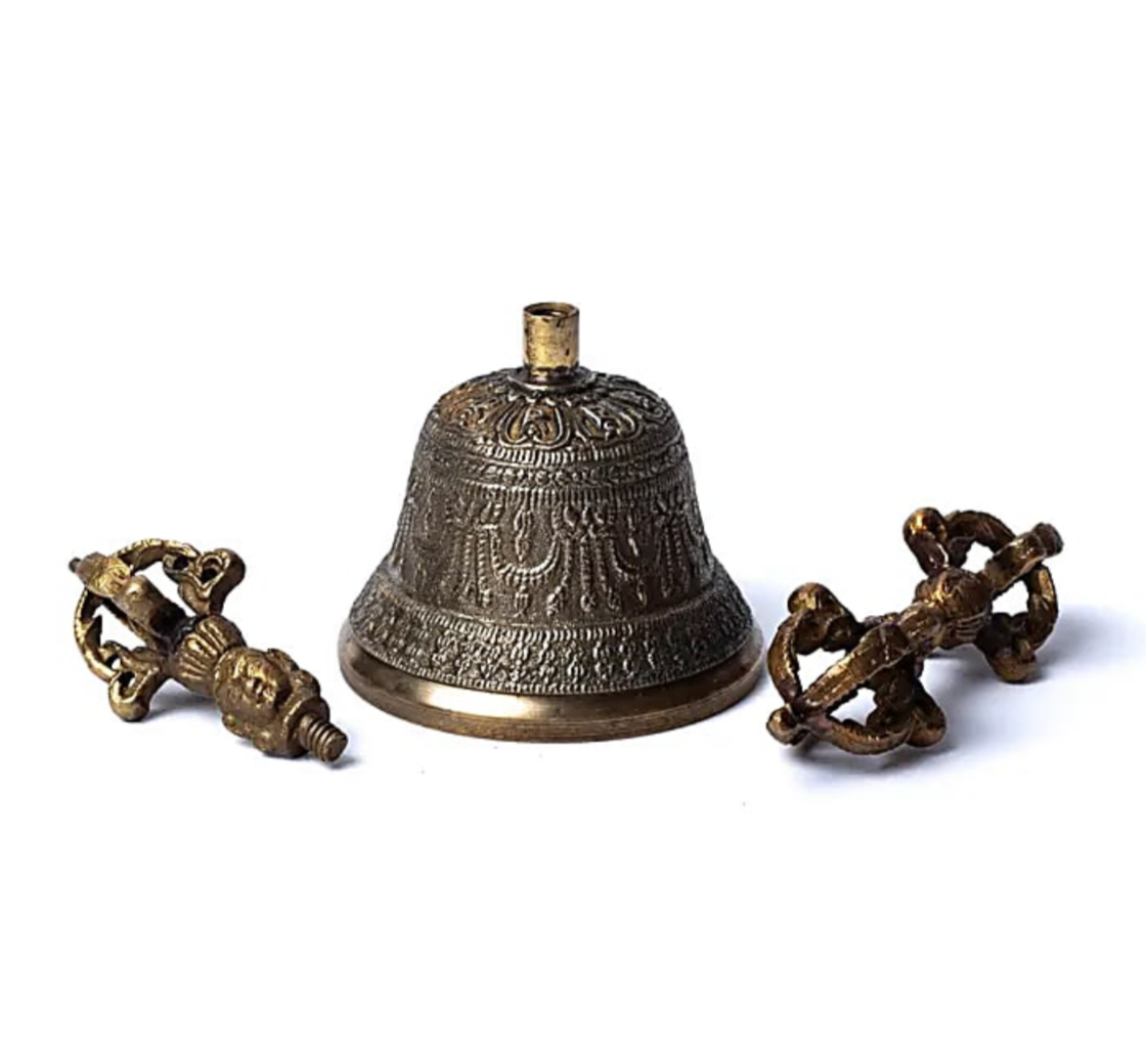 Dorje et cloche en bronze avec gravures. 3 tailles au choix de 9 à 17 cm. Très belle qualité pour ces outils sacrés !