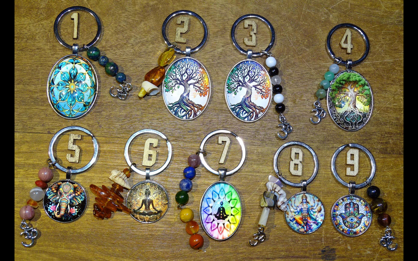 Personalized keychains by Z°C° with beads and decorations. 7 cm x 27 cm in diameter. Perfect for keys, handbags, or as a gift!