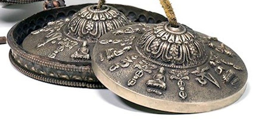 Cymbale Tibétaine/ Tingsha, en bronze avec gravures sacrées, 11 cm de diamètre - 820 gr.. Vendu avec étui métalique. Utilisées comme offrandes musicales !