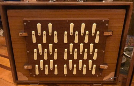 Shruti Box de qualité supérieure - Au choix en 432 ou 440 hertz. Marque 'Monoj Kumar Sardar & B.' - 3 rangées d'octaves. 41 × 32 × 8,50cm - 5,90 kg. Vendu avec housse !