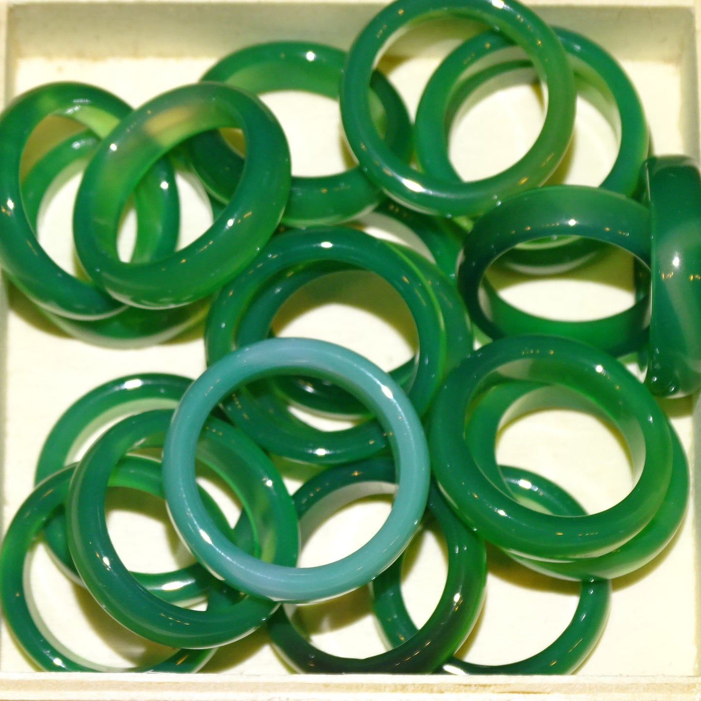 Bague/ anneau/ Jonc en agate verte, agate bleue, cornaline ou Onyx, disponible de la taille : 50 fr. à 70. Très belle qualité, le cadeau parfait !