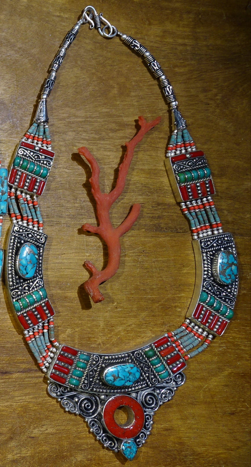 Superbe collier/ parure en perle et cabochon de turquoise et de corail. 45 cm de long. Fait au Népal (Katmandou) ! Véritable œuvre d'art !