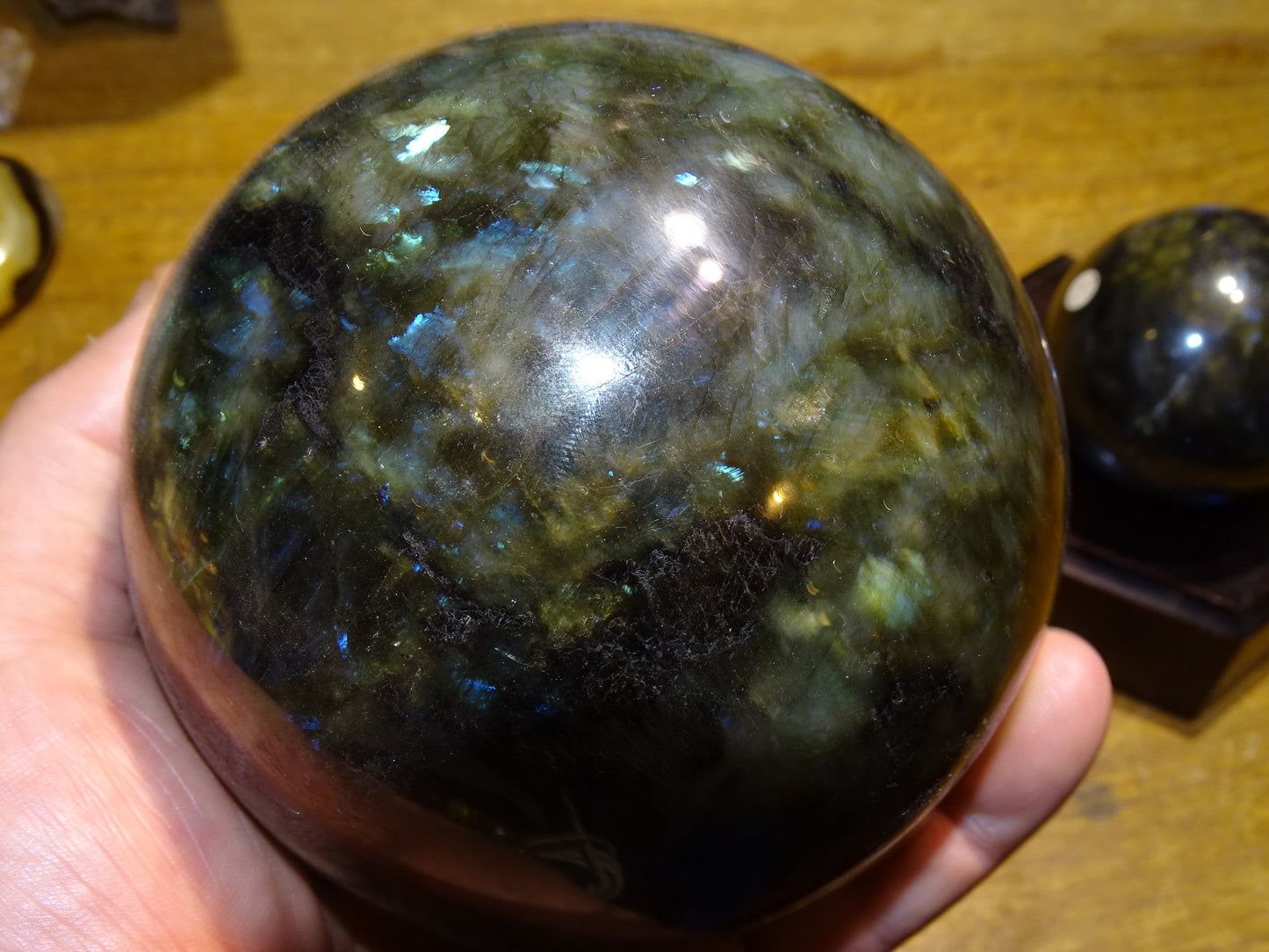 Sélection de sphères en labradorite, de 55 à 100 millimètres. Une pierre aux reflets bletés hypnotisants. Parfait pour la lithothérapie, collection, exposition...!