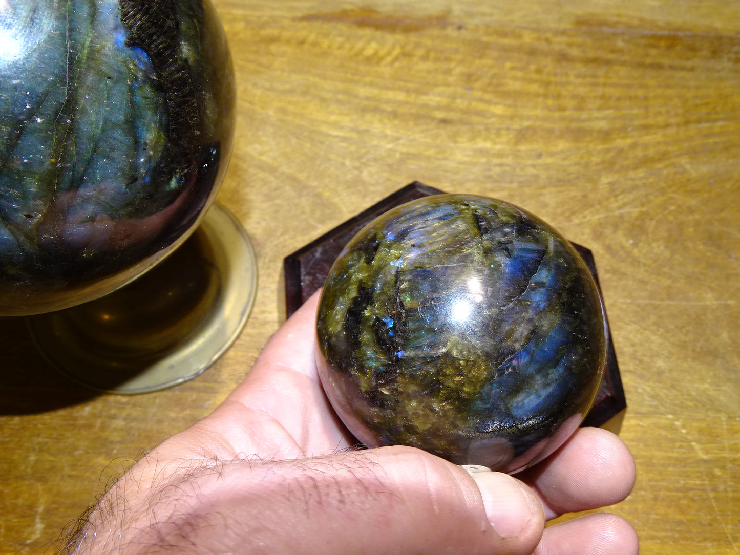 Sélection de sphères en labradorite, de 55 à 100 millimètres. Une pierre aux reflets bletés hypnotisants. Parfait pour la lithothérapie, collection, exposition...!