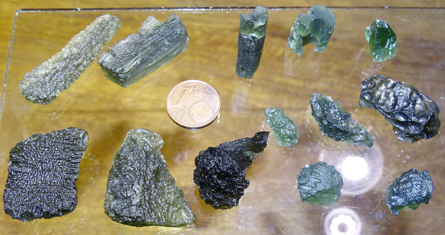 Sélection de Moldavite authentique, de 0,6 à 6 grammes. Le must en matière de pierre de la famille des météorites et tectites. Fascinant, envoutant, hypnotisant !