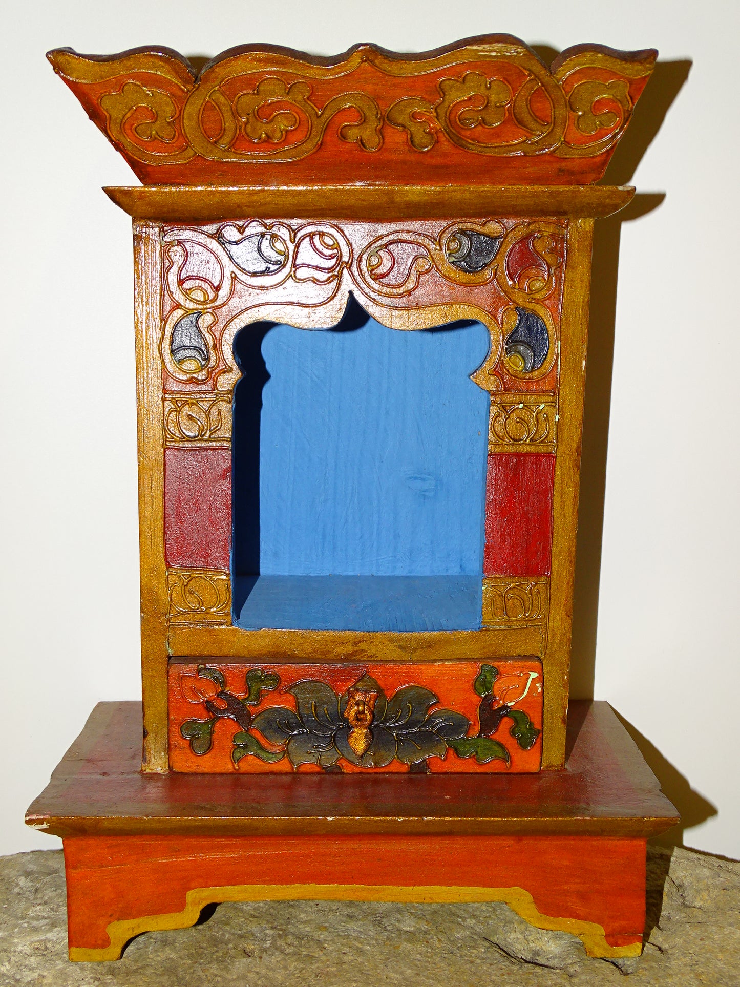 Selection of wooden altars with drawers, hand-painted in Nepal. 2 models to choose from: 16.5x22x14 cm or 36x22x9 cm. Very good quality, typical patterns!